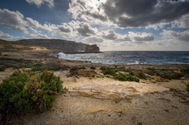Mantar kaya. Dwejra koyunda Gozo Malta Adası'nın Batı kıyısı. Kış, rüzgarlı gün.