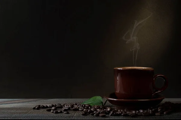 Чашка Кофе Кофейных Зерен Столе Темный Фон — стоковое фото
