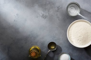 Ekmek ya da pizza için un kaplı bir zeminde mayalanmış ya da kanıtlanmış hamur mayası. Üst görünüm