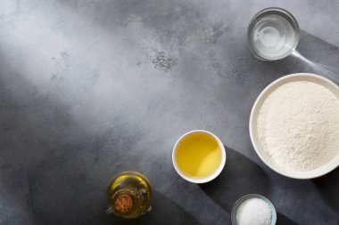 Ekmek ya da pizza için un kaplı bir zeminde mayalanmış ya da kanıtlanmış hamur mayası. Üst görünüm