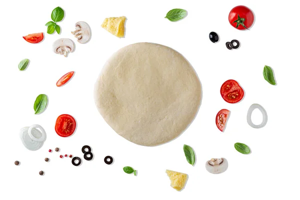 Masada ev yapımı pizza için malzeme ve hamur var. İzole edilmiş beyaz arka plan. Üst görünüm.