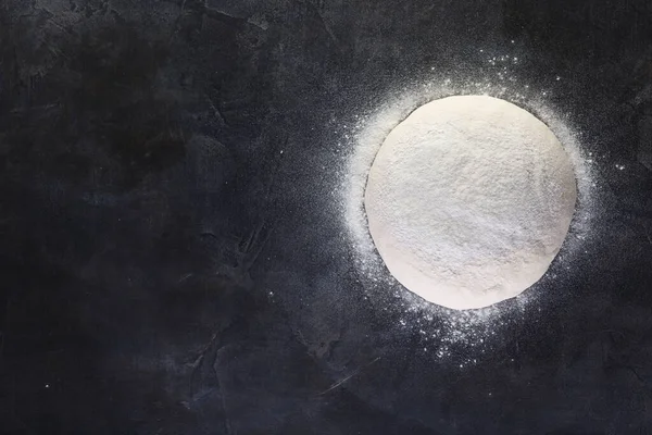 Fresh Dough Making Pizza Bread Table Black Background Top View — Stock Photo, Image