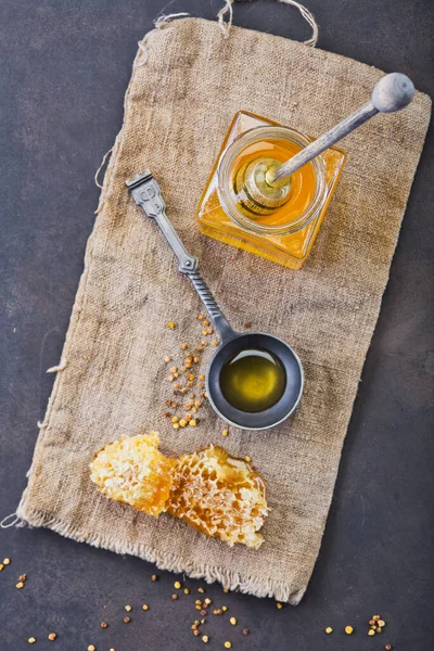 Honig Hintergrund Süßer Honig Der Wabe Glas Auf Holzgrund Ansicht — Stockfoto