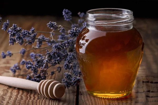 Mel Jarro Vidro Uma Colher Mel Flores Lavanda Uma Velha — Fotografia de Stock