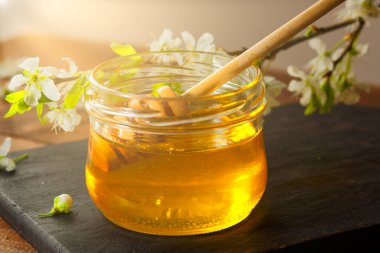 Bal geçmişi. Tahta masanın üzerinde bal kovanı olan bal.