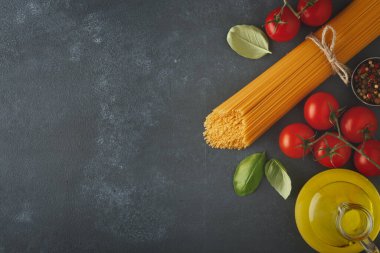 İtalyan yemekleri, domates, fesleğen, spagetti, zeytinyağı. Üst görünüm