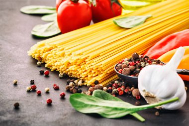 İtalyan yemekleri, domates, fesleğen, spagetti, zeytinyağı. Üst görünüm