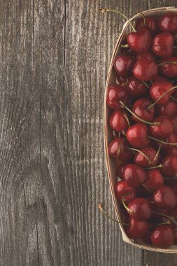 Ahşap arka planda taze kiraz. Taze kirazlar. Tatlı kirazlar.