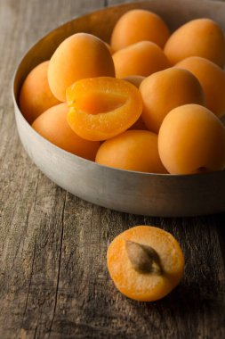 Masanın üzerinde leziz olgun kayısılar var..