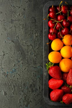 Taze olgun yaz meyveleri ve meyveler (kayısı, kiraz ve çilek)