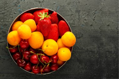 Taze olgun yaz meyveleri ve meyveler (kayısı, kiraz ve çilek)