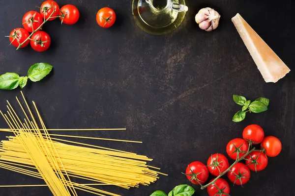 İtalyan yemekleri, domates, fesleğen, spagetti, zeytinyağı. Üst görünüm