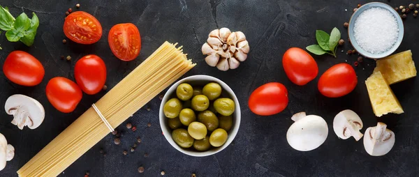 イタリアのパスタのための食品成分 黒石スレートの背景にスパゲティ 最上階だ バナー — ストック写真