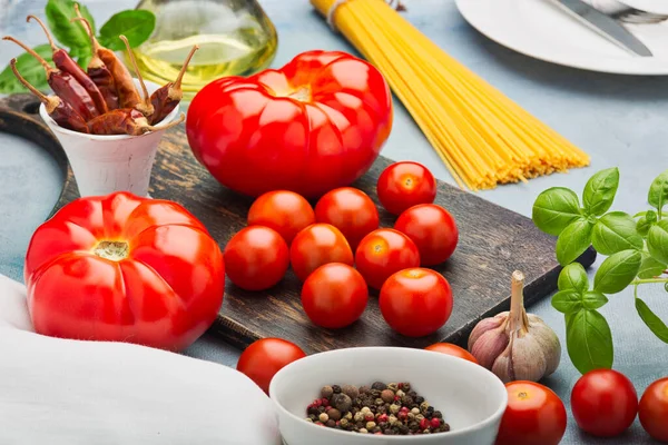 Fondo Cucina Italiana Con Pomodori Grappolo Basilico Spaghetti Olio Oliva — Foto Stock