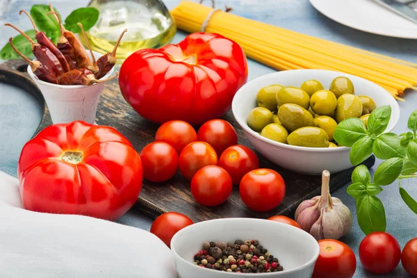 Italienische Küche Hintergrund Mit Weintomaten Basilikum Spaghetti Olivenöl — Stockfoto