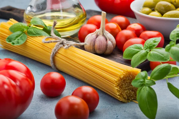 ワイントマト バジル スパゲティ オリーブオイルとイタリア料理の背景 — ストック写真