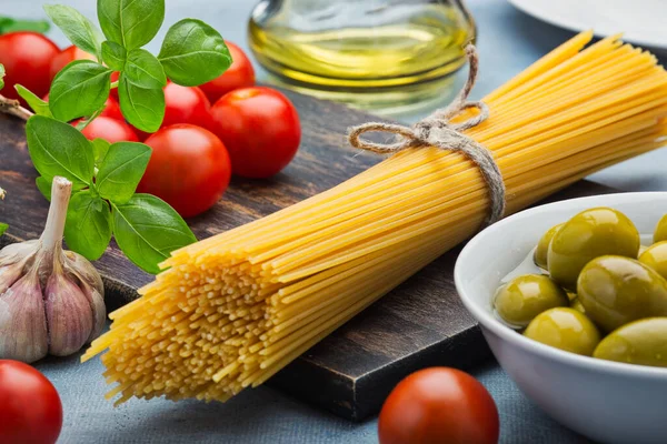 ワイントマト バジル スパゲティ オリーブオイルとイタリア料理の背景 — ストック写真