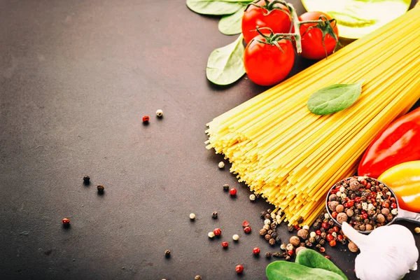 トマト バジル スパゲティ オリーブオイルとイタリア料理の背景 トップ表示 — ストック写真