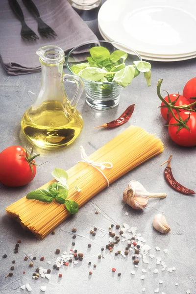 Italian Pasta Tomatoes Basil Oil Top View — ストック写真