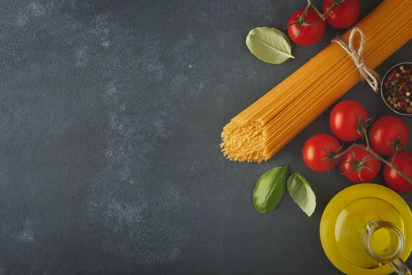 İtalyan yemekleri, domates, fesleğen, spagetti, zeytinyağı. Üst görünüm