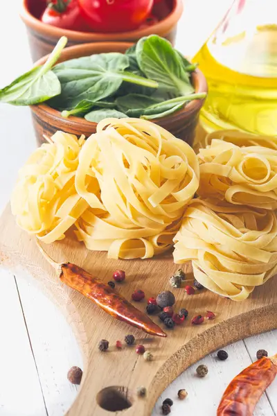 トマト バジル スパゲティ オリーブオイルとイタリア料理の背景 トップ表示 — ストック写真