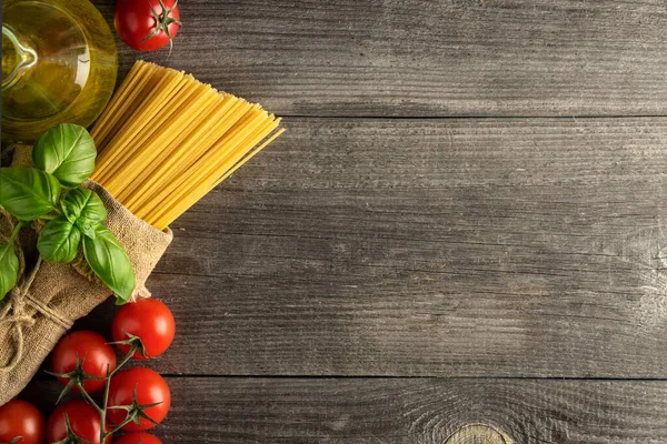 黒を背景にイタリア料理のパスタ ハーブやスパイス トップビュー コピースペース — ストック写真