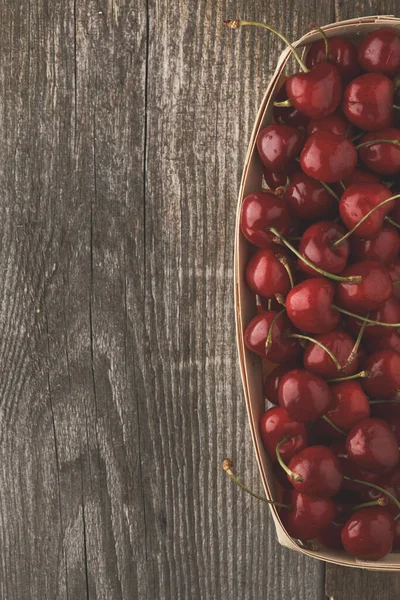 Ahşap arka planda taze kiraz. Taze kirazlar. Tatlı kirazlar.