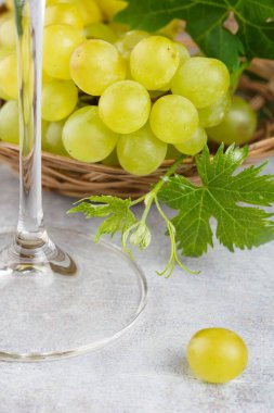 Düşen üzümlü beyaz şarap, eski ahşap arka plan