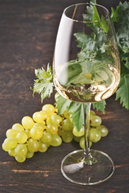 Düşen üzümlü beyaz şarap, eski ahşap arka plan