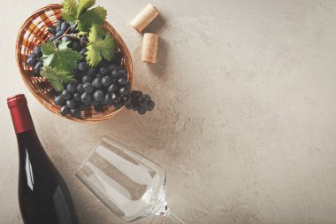 Kırmızı şarap ve üzüm. Şarap ve üzümler, ahşap masa mantarlı eski usul.