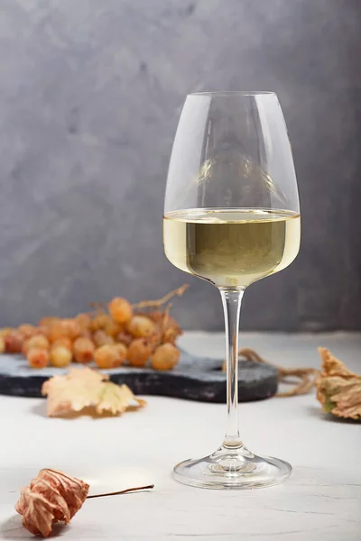 Ein Glas Weißwein Auf Einem Holztisch — Stockfoto