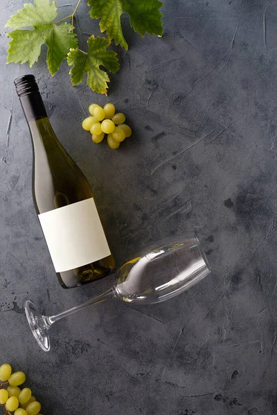 Flasche Weißwein Mit Etikett Glas Wein Und Traube Vorhanden Weinflaschen — Stockfoto