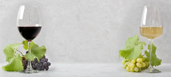 Ein Glas Mit Rotwein Ein Glas Mit Weißwein Und Trauben — Stockfoto