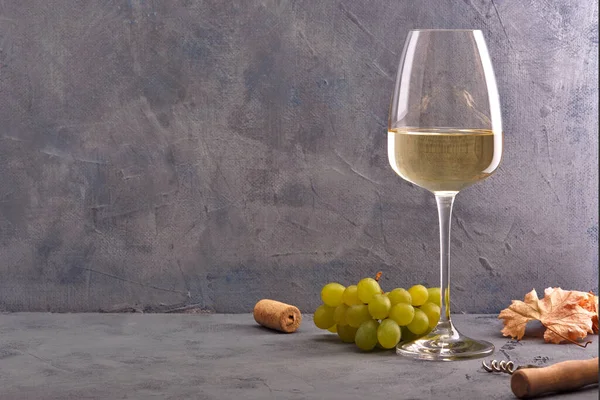 Ein Glas Weißwein Auf Einem Holztisch — Stockfoto