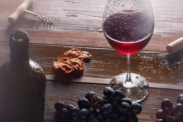 Czerwone Wino Winogrona Wino Winogrona Stylu Vintage Korkami Drewnianym Stole — Zdjęcie stockowe