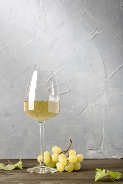 Ein Glas Weißwein Auf Einem Holztisch Heller Hintergrund — Stockfoto