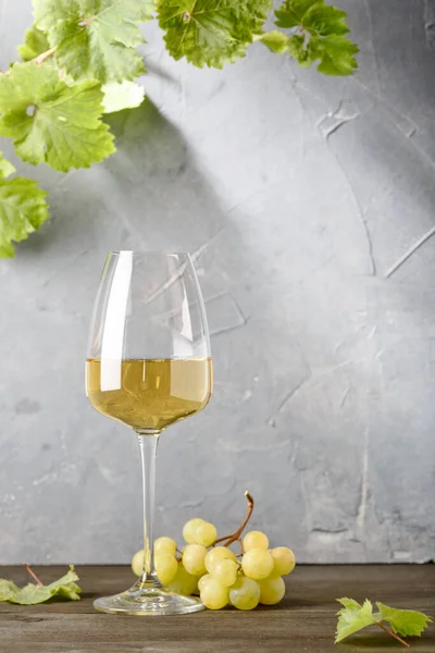 Ein Glas Weißwein Auf Einem Holztisch Heller Hintergrund — Stockfoto