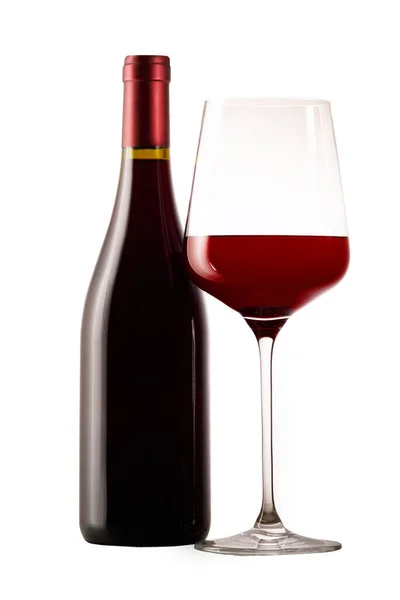 Bardakta kırmızı şarap ve bir şişe. İzole edilmiş beyaz arkaplan.