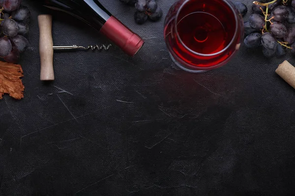 Kırmızı şarap ve üzüm. Şarap ve üzümler, ahşap masa mantarlı eski usul. Üst görünüm