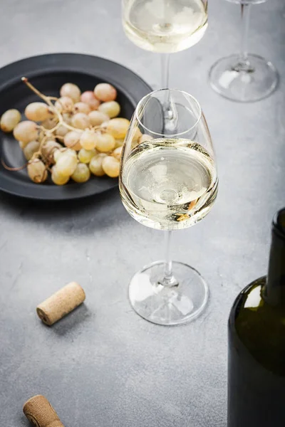 Ein Glas Weißwein Trauben Und Eine Flasche Auf Dem Tisch — Stockfoto