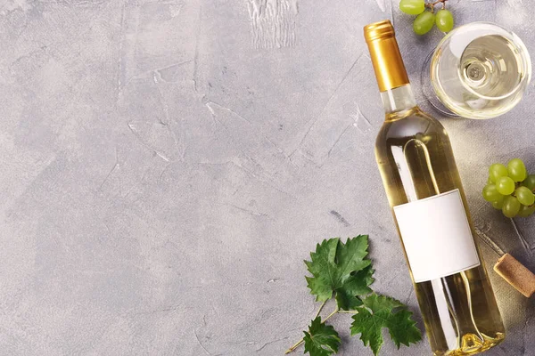 Etiketli, üzümlü ve mantarlı bir şişe beyaz şarap. Üst görünüm.