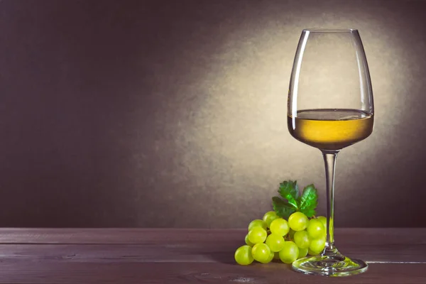 Weißwein Glas Mit Herbsttrauben Alter Holzgrund — Stockfoto