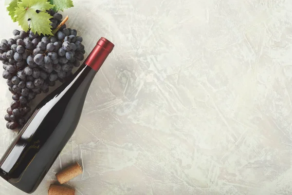 Kırmızı şarap ve üzüm. Şarap ve üzümler, ahşap masa mantarlı eski usul.