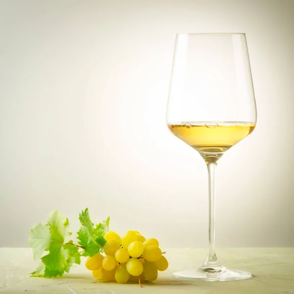Ein Glas Weißwein Und Eine Traube Heller Hintergrund — Stockfoto