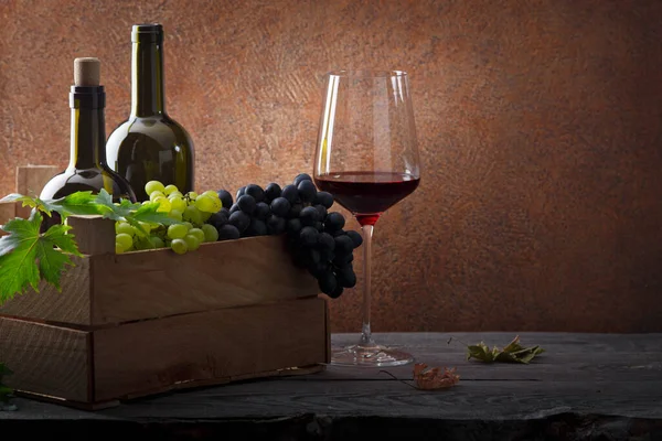 Uve Scatola Vendemmia Vino Bottiglia Vecchio Tavolo Legno — Foto Stock