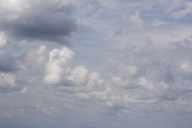 Mavi gökyüzü, bulutlar havada mavi bir zemin gibi mavi gökyüzü, mavi gökyüzünün doğası, sabahları bulutlar, mavi gökyüzü, beyaz, yumuşak bulutlar...