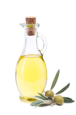 Cam şişede zeytinyağı, taze zeytin ve zeytin dalı. izole edilmiş beyaz arkaplan.