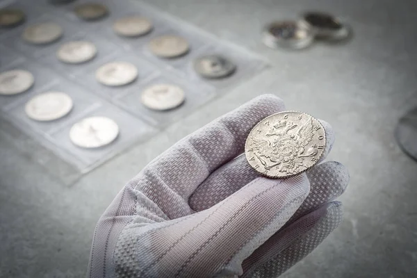 Numismatici Staré Sběratelné Mince Stříbra Dřevěném Stole Sběratel Speciálních Rukavicích — Stock fotografie