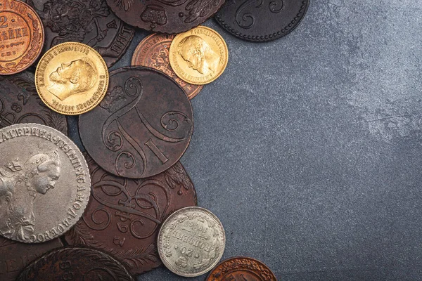 Numismática Antiguas Monedas Coleccionables Plata Oro Cobre Sobre Una Mesa — Foto de Stock