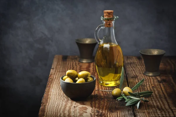 Olive Oil Glass Bottle Fresh Green Olives Ceramic Bowl Olive — Stock Photo, Image
